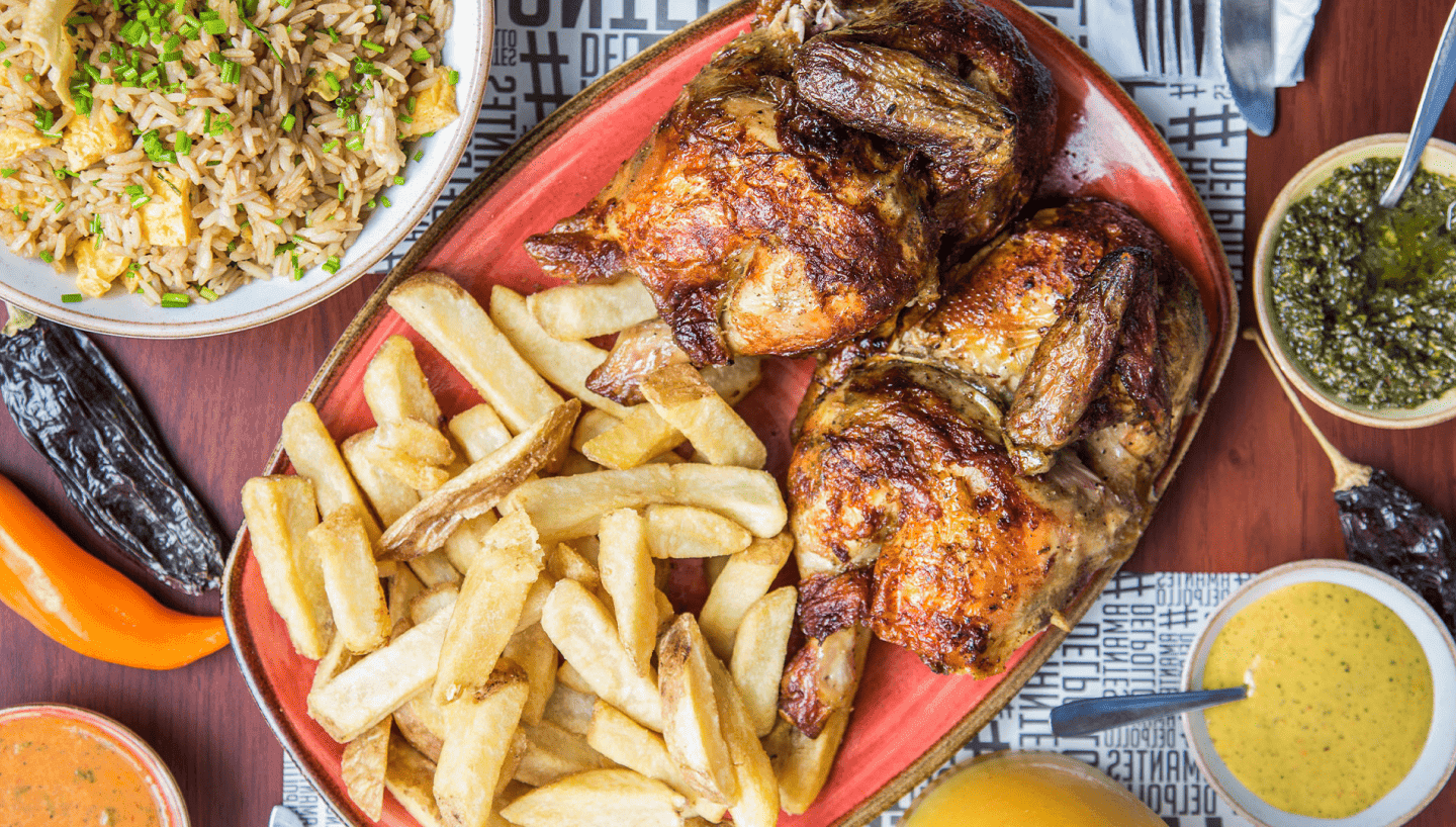 Pollo a la brasa peruano con papas fritas y salsas