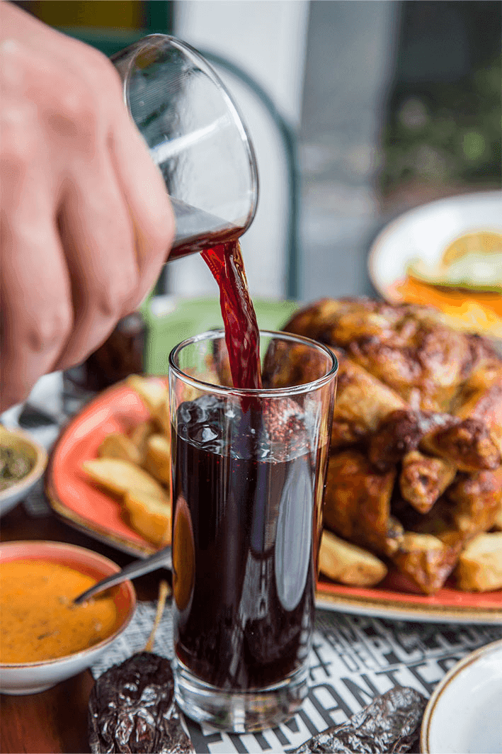 Chicha morada y anticuchos