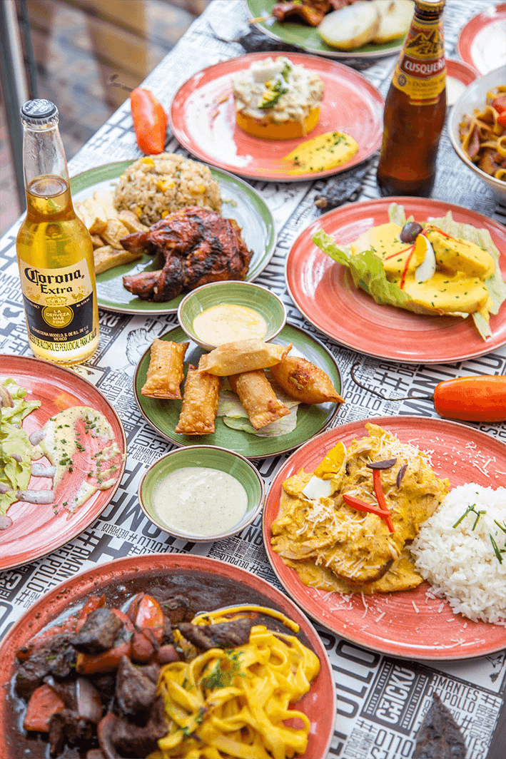 Mesa con varios platos peruanos