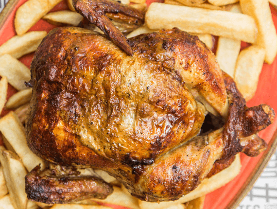 Pollo a la brasa con papas fritas